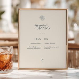 Może przedstawiać: Pionowy prostokątny znak w cienkiej złotej ramce z napisem signature DRINKS, HERS, HIS, Limoncello Spritz, Negroni Sbagliato oraz listą składników, z ikoną muszli i monogramem SC na kremowym tle.