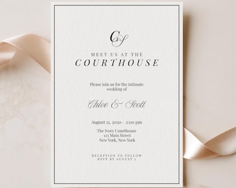Könnte beinhalten: Eine weiße, rechteckige Hochzeitseinladungskarte mit schwarzem Rand, die den Text MEET US AT THE COURTHOUSE, Chloe & Scott, August 13, 2030, 2:00 pm, The Ivory Courthouse, 123 Main Street, New York, New York sowie ein Seidenband zeigt.