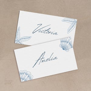 Sjabloon voor plaatskaartjes met schelpen: minimalistische naamkaartjes voor een strandbruiloft, printbaar, elegante receptiedecoratie, bewerkbaar in Canva, oceaanblauwe kust