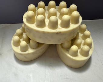 Oatmeal based massage bar with lemongrass fragrance.  Oatmeal added for exfoliant.
