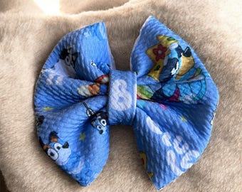 Blaue Haarschleife