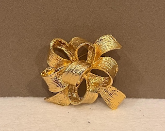 Vintage Gold Band Bogen Brosche Pin | 1970er Jahre Goldfarbene Statement Brosche | Strukturband Schmuck | Schwerer Designer Style Fashion Pin