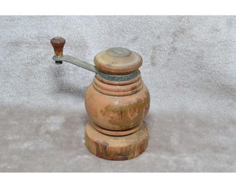 Molinillo de madera antiguo con manivela, estilo rústico de granja, decoración campestre primitiva
