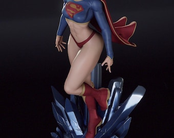 スーパーガール クリスタルベーススタチュー – 手描き3Dプリント樹脂フィギュア | DCコレクティブル