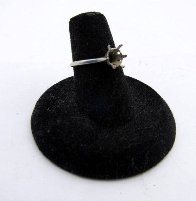 Nouveau Platinum Ring 2.4g Size: 5 12 No Stone