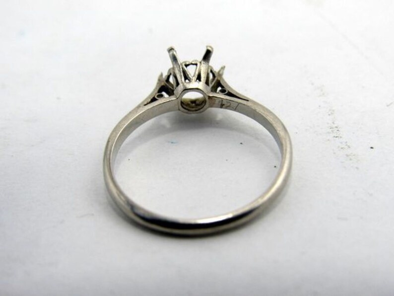 Nouveau Platinum Ring 2.4g Size: 5 12 No Stone