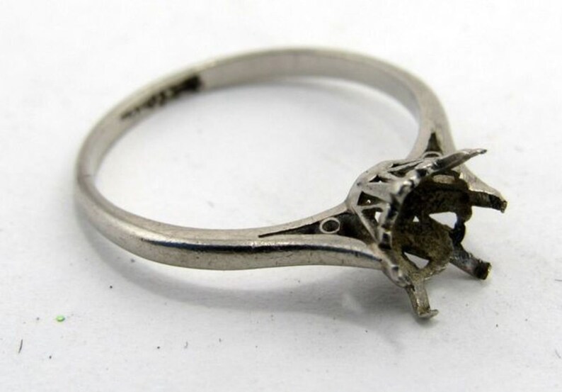 Nouveau Platinum Ring 2.4g Size: 5 12 No Stone