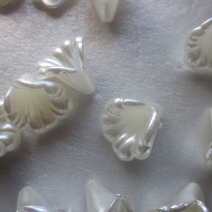 Creamy White Flower Plastic Beads 15mm 12 Beads