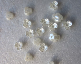 Pearly White Acrylic Flower Beads 6mm 16 Beads