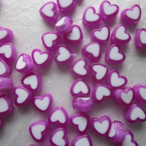 Mauve en witte hart acrylkralen 8 x 7 mm 14 kralen