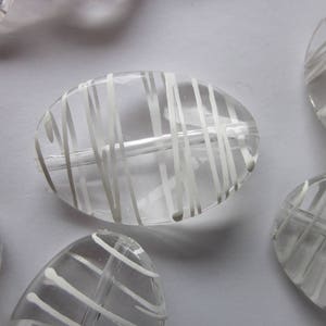 Klare und Weisse Twist Oval Acryl Perlen 35x25mm 8 Perlen