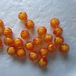 Oranje acrylpompoenkralen 8 mm 14 kralen