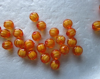 Puede incluir: Un conjunto de cuentas naranjas y acanaladas con apariencia translúcida. Las cuentas esféricas presentan un diseño rayado y texturizado. Estas cuentas decorativas son adecuadas para la fabricación de joyas y proyectos de artesanía.
