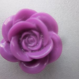 セール - パープルフラワー樹脂カボション 18 mm 4 カボション