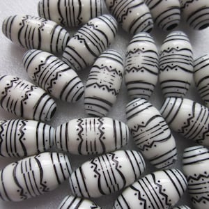 Schwarz-Creme Ovale Acrylperlen 20x10mm 14 Perlen