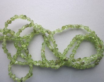 Perles en copeaux de péridot vert 3-4 mm 35 pouces brin