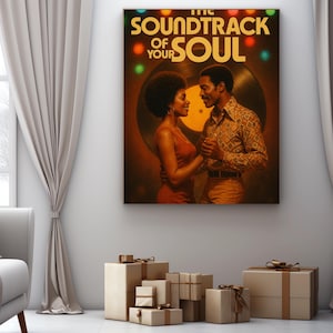 Puede incluir: Una impresión en lienzo enmarcada que representa a una pareja bailando frente a un disco de vinilo. La obra de arte muestra el texto "The Soundtrack of Your Soul" en letras doradas. La pareja está vestida al estilo de los años 70, con una paleta de colores cálidos.