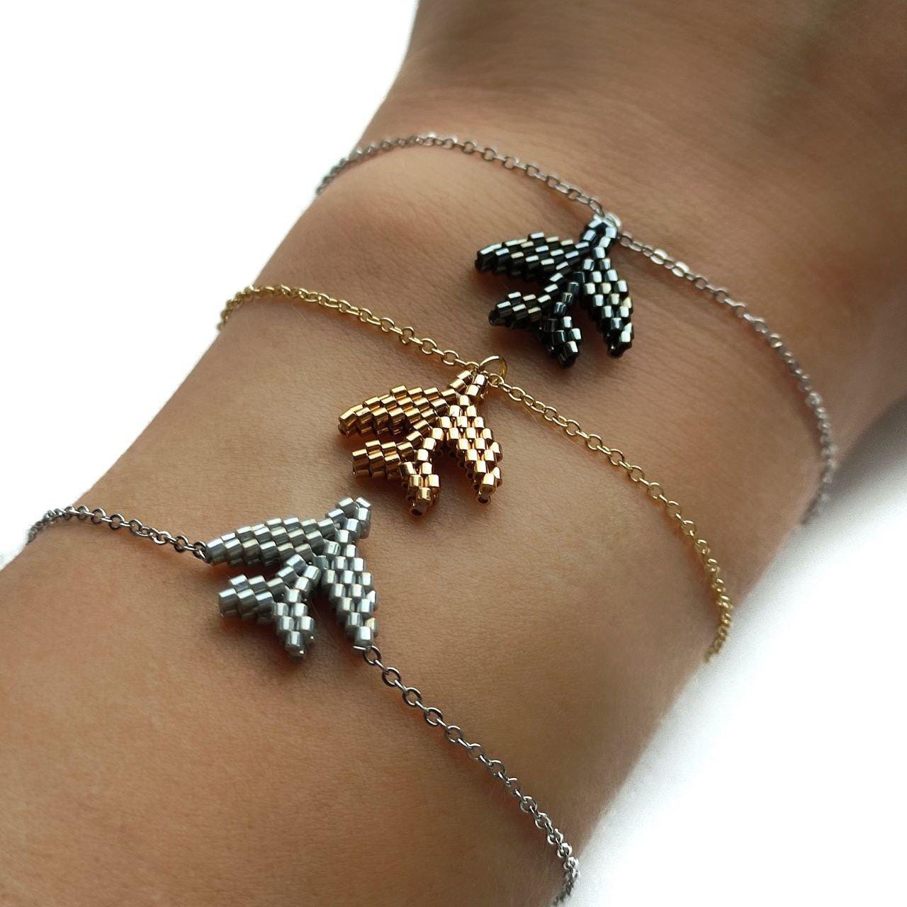 Bracciale con Aereo in Acciaio Inossidabile – Catena Lucida o Satinata e Regolabile – Finitura Argento – Gioiello da Viaggio Unisex – Idea Regalo Viaggiatori - Modello Stromboli (Catena Lucida