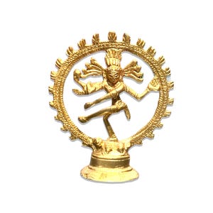 Könnte beinhalten: Eine goldfarbene Statue des hinduistischen Gottes Shiva Nataraja, des tanzenden Gottes. Die Statue zeigt Shiva in einer dynamischen Pose in einem kreisförmigen Rahmen, mit mehreren Armen und komplizierten Details. Der Sockel ist ein Podest.