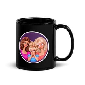 Puede incluir: Una taza de cerámica negra con un gráfico circular en la parte frontal. La imagen muestra tres muñecas estilizadas con expresiones faciales exageradas. Una muñeca tiene el pelo castaño, otra tiene el pelo rubio recogido y otra tiene el pelo rubio largo.