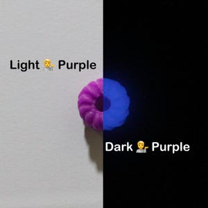 K&ouml;nnte beinhalten: Ein geteiltes Bild zeigt ein lila, ringf&ouml;rmiges Objekt. Die linke Seite ist helllila, und die rechte Seite leuchtet dunkelviolett. Der Text lautet "Light Purple" und "Dark Purple".
