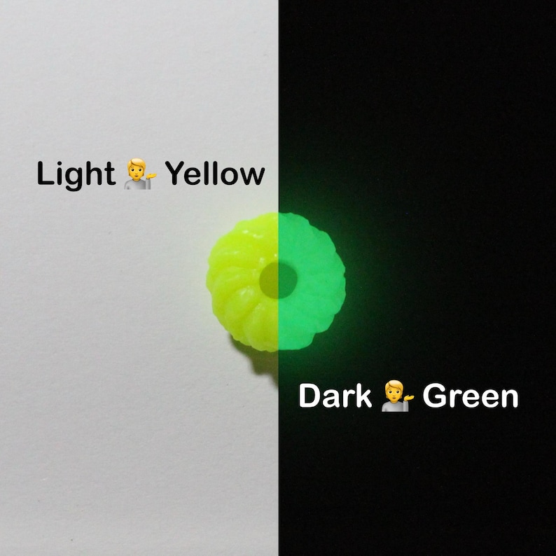 K&ouml;nnte beinhalten: Ein geteiltes Bild zeigt ein gelbes, ringf&ouml;rmiges Objekt, das auf der rechten Seite gr&uuml;n leuchtet. Die linke Seite ist wei&szlig; mit dem Text "Light Yellow". Die rechte Seite ist schwarz mit dem Text "Dark Green".