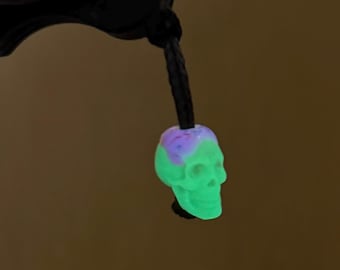 Cuenta rosa con forma de rosquilla y calavera que brilla en la oscuridad