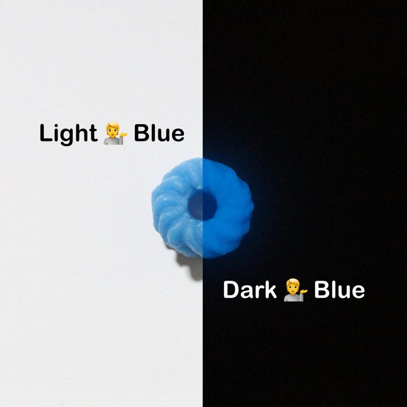 K&ouml;nnte beinhalten: Ein hellblaues, ringf&ouml;rmiges Objekt mit einem Loch in der Mitte, vor einem wei&szlig;en und schwarzen Hintergrund. Der Text "Light Blue" und "Dark Blue" wird angezeigt. Das Objekt scheint zu leuchten.
