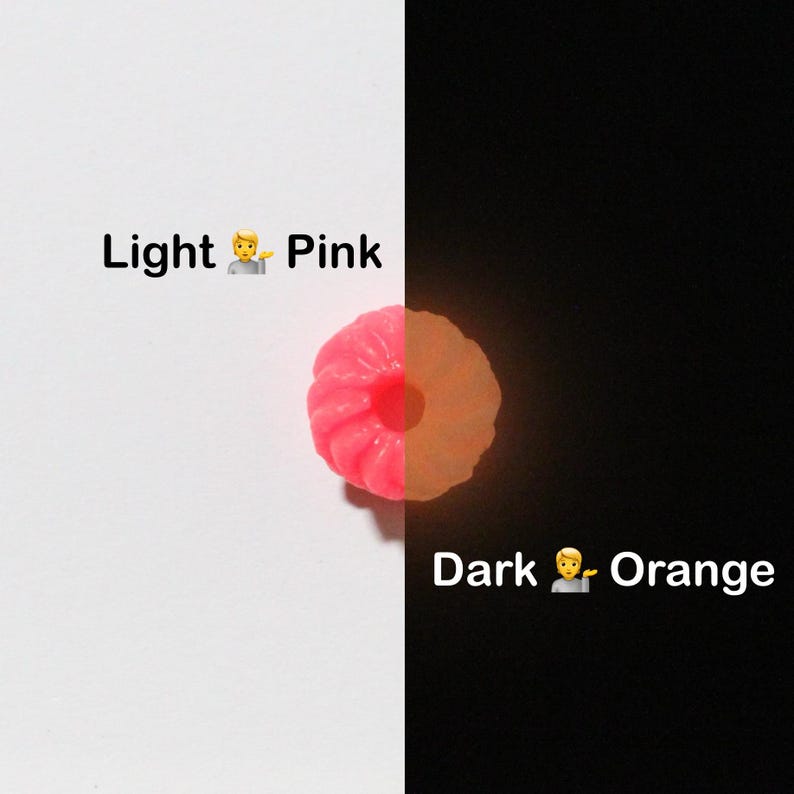 K&ouml;nnte beinhalten: Ein geteiltes Bild mit einem bl&uuml;tenf&ouml;rmigen Objekt, das zur H&auml;lfte rosa und zur H&auml;lfte orange ist. Die linke Seite ist wei&szlig; mit dem Text "Light Pink" und einem Personen-Emoji. Die rechte Seite ist schwarz mit dem Text "Dark Orange" und einem Personen-Emoji.