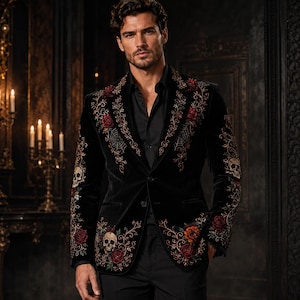 Peut inclure: Un blazer en velours noir orné de broderies complexes représentant des roses rouges, des toiles d'araignée et des crânes. La veste présente un revers cranté, une fermeture à deux boutons et des manches longues avec des motifs floraux.