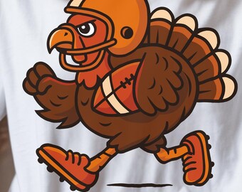 Könnte beinhalten: Ein elfenbeinfarbenes Kurzarm-T-Shirt mit einer Grafik eines braunen Truthahns, der einen orangefarbenen Football-Helm und Stollen trägt und mit einem Football rennt. Das Wort IVORY ist in schwarzer Schrift in einem weißen Kreis oben links gedruckt.