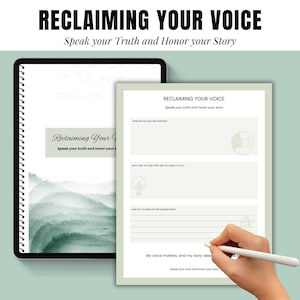 Op de afbeelding: Een dagboek en een tablet met de tekst "RECLAIMING YOUR VOICE" en "Speak your Truth and Honor your Story". Het dagboek heeft een spiraalbinding en een aquarelontwerp. Een hand houdt een stylus vast en schrijft op het dagboek.
