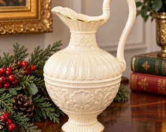 Zabytkowy dzbanek Lenox Athenia Ewer Pitcher w kolorze kości słoniowej z wytłoczonym złotym wykończeniem, USA