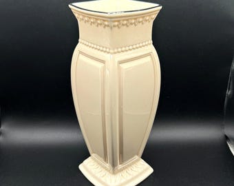 Wazon kwadratowy stożkowy Lenox Ivory Fine China z platyną, zdobiony koralikami, 9,5 cala