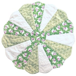 Topper da tavola trapuntato con coniglietto primaverile, fatto a mano, reversibile, verde floreale, con bordo smerlato, 53 cm