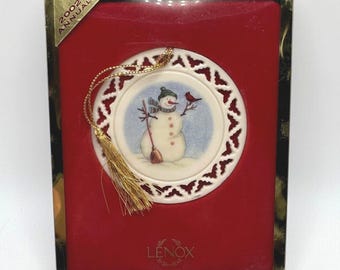 Lenox 2002 Roczna ozdoba bałwana w kształcie kardynała, przebita kością słoniową, porcelanowe pudełko w kolorze złotym