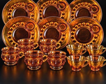Zestaw 15 talerzyków i kubków na przekąski z odciskiem kciuka z bursztynu w stylu Indiana Glass Kings Crown