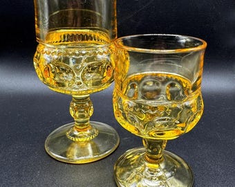 Zestaw kielichów Vintage Indiana Glass Kings Crown Yellow Topaz 14 Thumbprint Colony