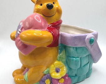 Ceramiczna doniczka w kształcie serca z motywem Kubusia Puchatka Disneya z lat 90. XX wieku