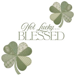 Peut inclure: Deux motifs de trèfles verts avec divers motifs, dont des motifs floraux et à carreaux, sur fond blanc. Le texte "Not Lucky... BLESSED" est écrit en police script, ajoutant une touche sentimentale au design.