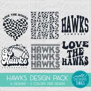 Könnte beinhalten: Ein Set mit sechs digitalen Designs in Schwarzweiß, die das Wort "Hawks" in verschiedenen Stilen zeigen. Die Designs beinhalten ein kariertes Herz, einen Fußball mit Sternen, ein gestapeltes Wortdesign und ein Retro-Design mit den Worten "Love the Hawks".