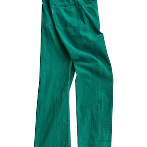 Op de afbeelding: Felgroene corduroy broek met een klassiek vijf-zakken ontwerp. De broek heeft een rechte pijp en een knoop- en ritssluiting. De stof heeft een zacht, getextureerd uiterlijk. De broek is effen van kleur en geschikt voor vrijetijdskleding.