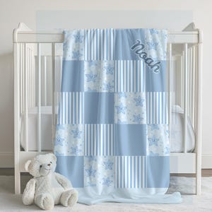 Puede incluir: Una taza de cerámica blanca con un asa negra y el texto "But First, Coffee" en negro, en negrita. La taza está sobre una superficie blanca.