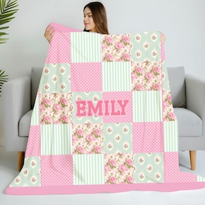 Couverture patchwork florale personnalisée avec nom, style preppy, idée cadeau pour fille, anniversaire ado, couverture rose, cadeau pour étudiante, jeté de lit fleuri