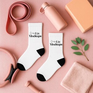 Pilatesstrumpor Mockup för vintern Flat Lay Crew Socks Mall, Fitness Mockup, Mysig Pilates Studio Mockup