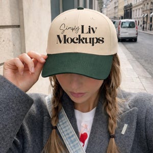Mockup för basebollkeps i mittenprofil | OTTO 31-069 Hattmockup | Tvåfärgad snapback-mockup | Beige & grön kepsmockup | Streetstyle-livsstil