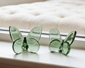 Dieses handgefertigte Glas-Schmetterlingsornament, das aus dem Kokon hervorgeht, symbolisiert Ostern und repräsentiert die Wiedergeburt des Frühlings.