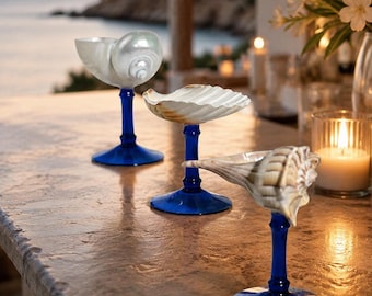 Weingläser aus Muschelschalen, Martinigläser aus Schneckenhorn, Barzubehör mit blauem Stiel im Küstenstil, Geschenkidee für Strandhochzeiten, maritime Wohndekoration