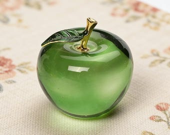 Ornements décoratifs tendance en verre transparent en forme de pomme, parfaits pour la maison, les fêtes et les anniversaires. Ornements en verre en forme de pomme verte.