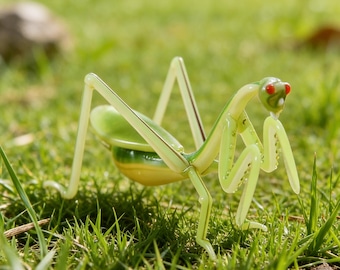 Handmade glass mantis, handcrafted glass decorative item for lamps, glass insect ornaments